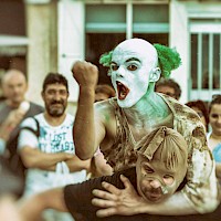Lullaby | 05 julho 2016 @ Mostra Internacional de Teatro Cómico e Festivo de Cangas - Praza das Pontes, Galiza | Foto © d'Orfeu AC