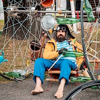 Guarda-Pedais | Festival i! 2024, Águeda [estreia] | Foto © Diogo Filipe Morgado