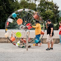 Guarda-Pedais | Festival i! 2024, Águeda [estreia] | Foto © Diogo Filipe Morgado